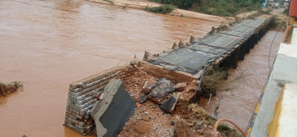 दंतेवाड़ा में बाढ़ का कहर: 100 मीटर लंबा पुल बहा, बिजली-पानी ठप, सैकड़ों लोग बेघर | देखें वीडियो