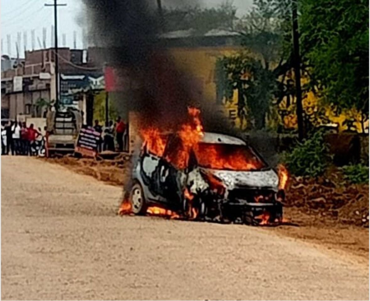 कवर्धा बायपास पर हुआ खौफनाक हादसा : चलती कार में लगी भीषण आग, बाल-बाल बचा चालक; कुछ ही मिनटों में जलकर खाक हुई पूरी कार