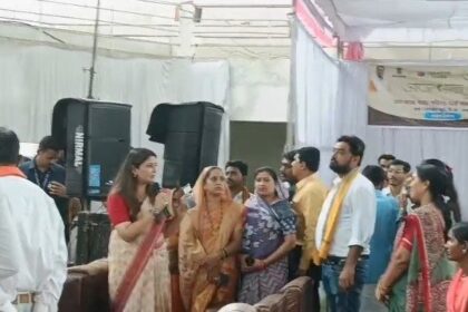 आकांक्षा हाट मेले में अव्यवस्था देख भड़कीं पंडरिया विधायक भावना बोहरा, कार्यक्रम स्थल पर माइक से लगाई अधिकारियों को फटकार
