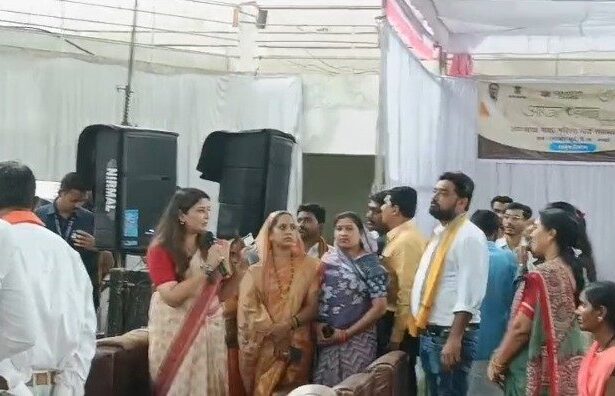 आकांक्षा हाट मेले में अव्यवस्था देख भड़कीं पंडरिया विधायक भावना बोहरा, कार्यक्रम स्थल पर माइक से लगाई अधिकारियों को फटकार