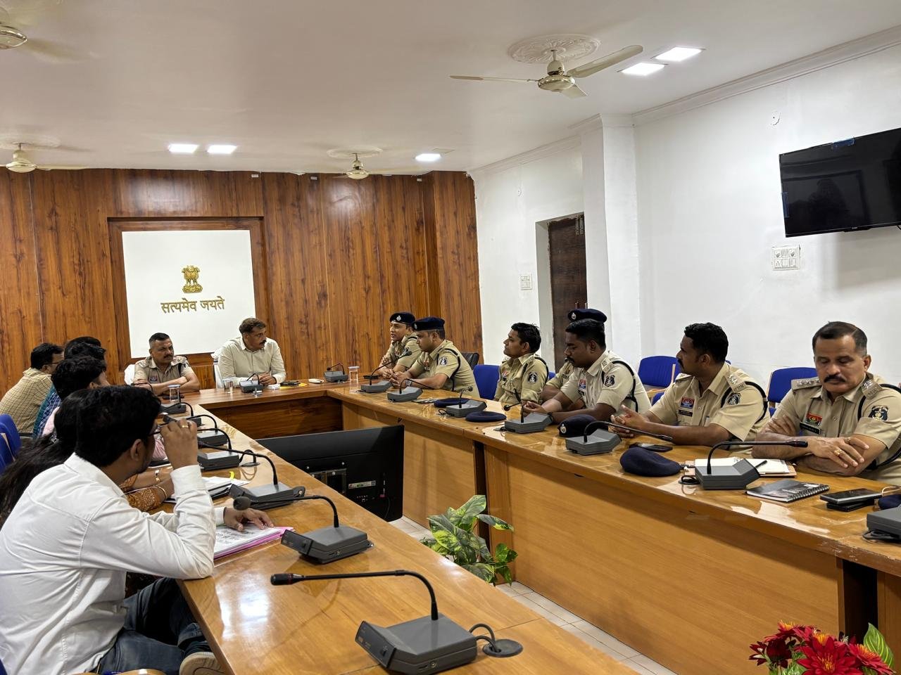 कलेक्टर-एसपी की हाईलेवल बैठक: दफ्तर और सड़कों पर अवैध प्रदर्शन बर्दाश्त नहीं, सख्त कार्रवाई तय, प्रशासन ने जारी किए निर्देश